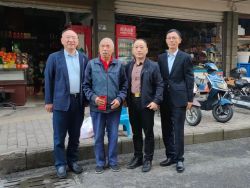 【九九重阳，情暖金秋】上饶市第三人民医院开展重阳节走访慰问老干部活动